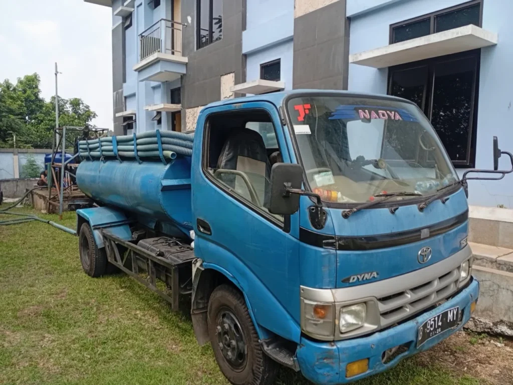 Nadya Sedot Wc Pondok Gede